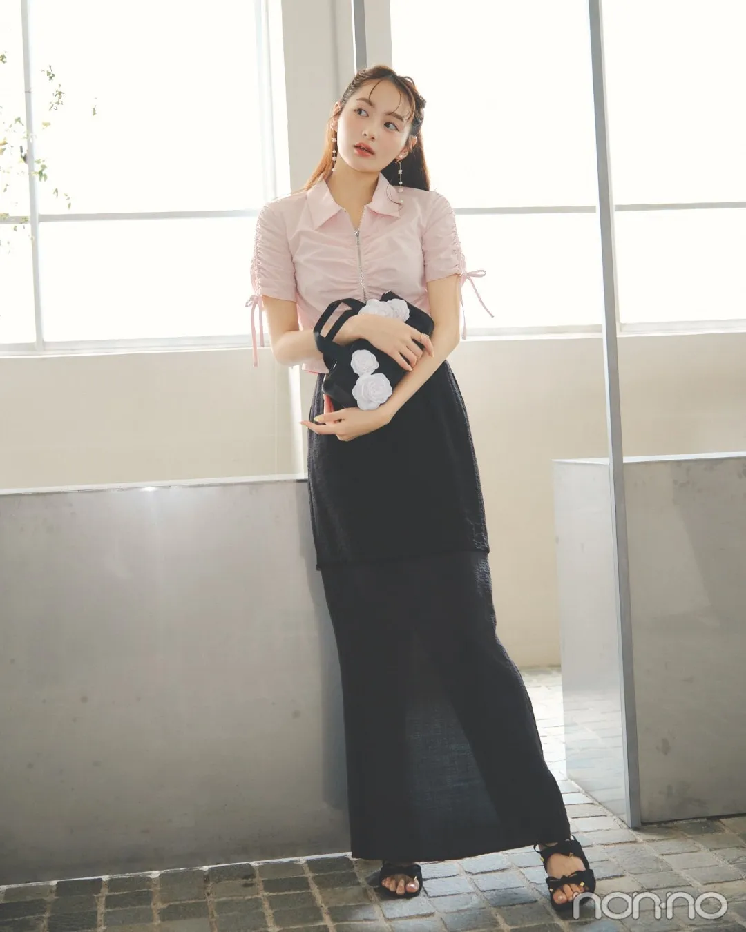 加藤栞の大学生の一週間コーデ、水曜日のロングスカートスタイル