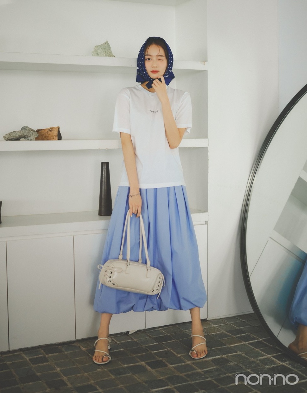 バルーンロングスカートを着た加藤栞