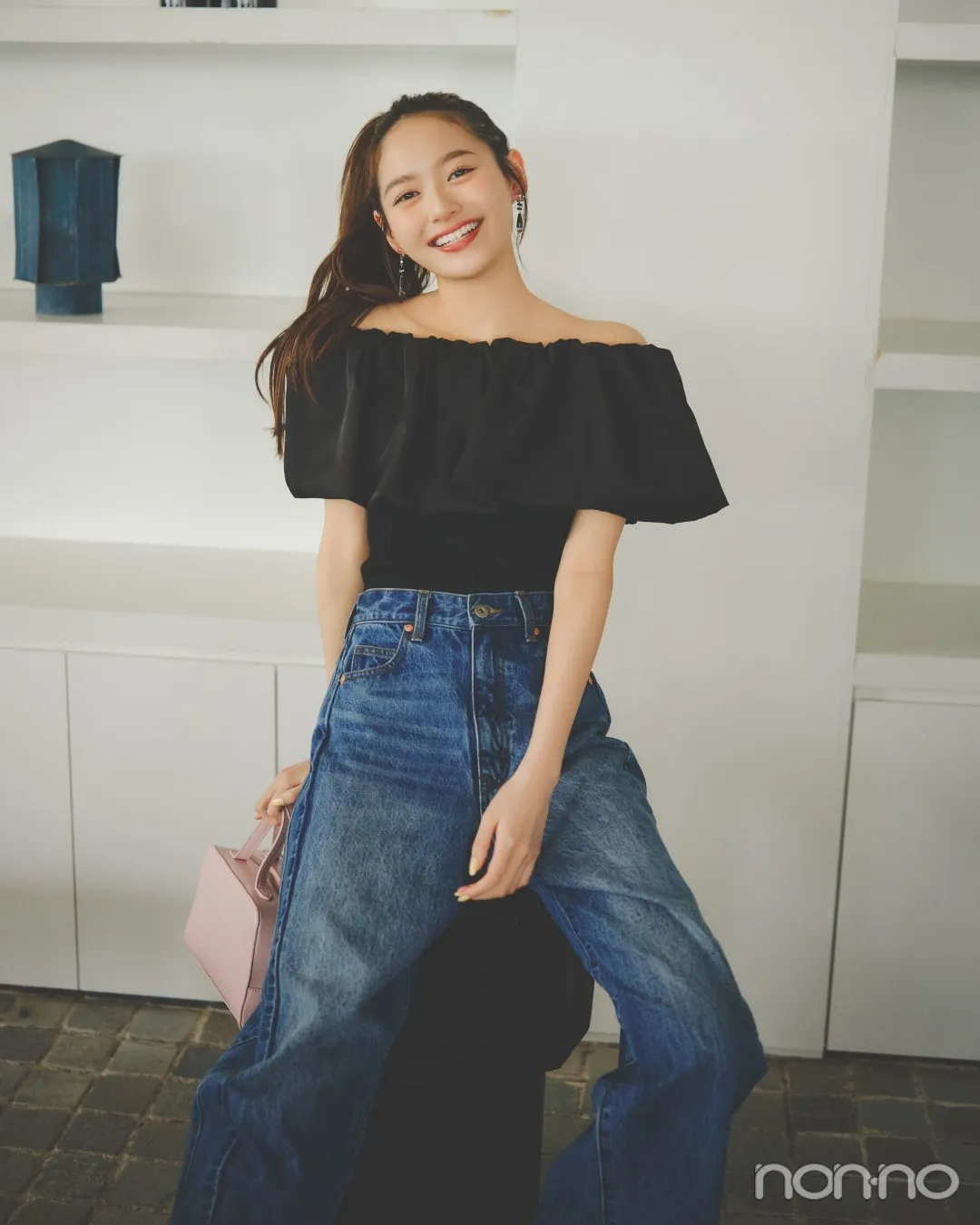 加藤栞の大学生の一週間コーデ、金曜日のデニムスタイル