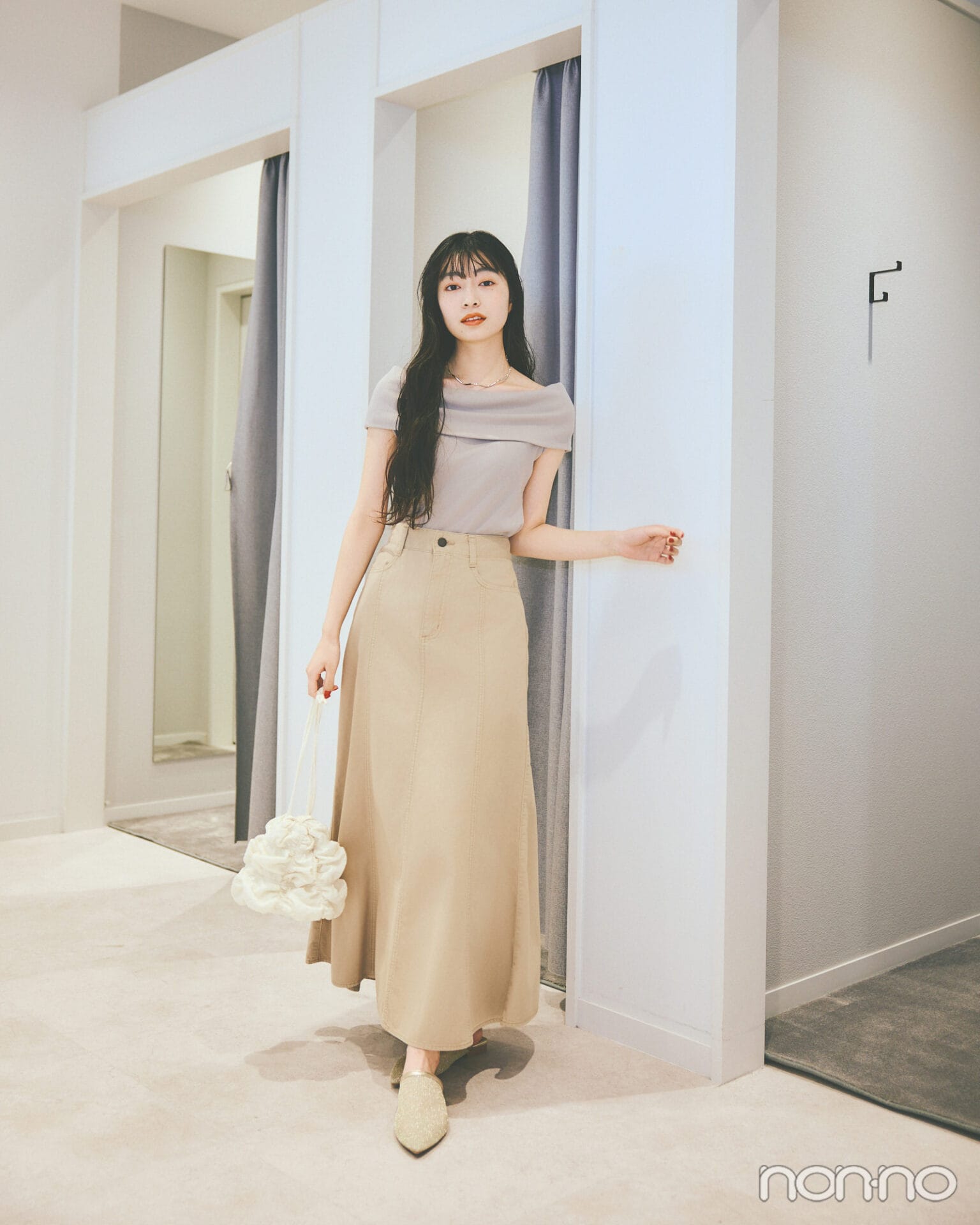 オフショルダーTを着た田中さん（骨格ウェーブ）