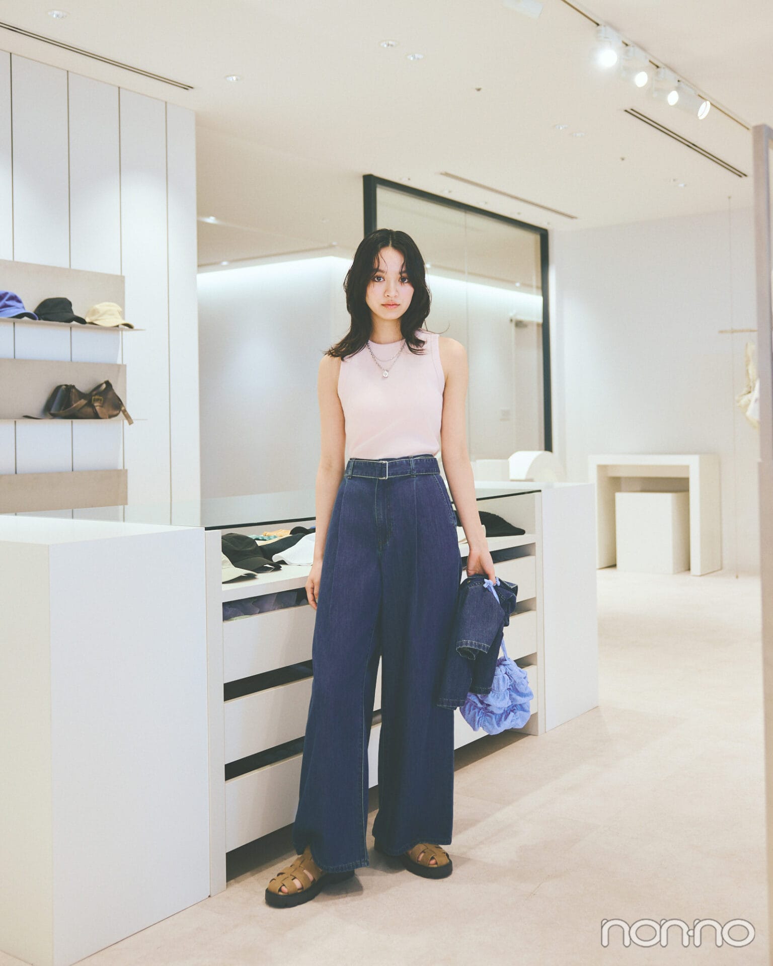 リブタンクトップを着た吉井さん（骨格ナチュラル）