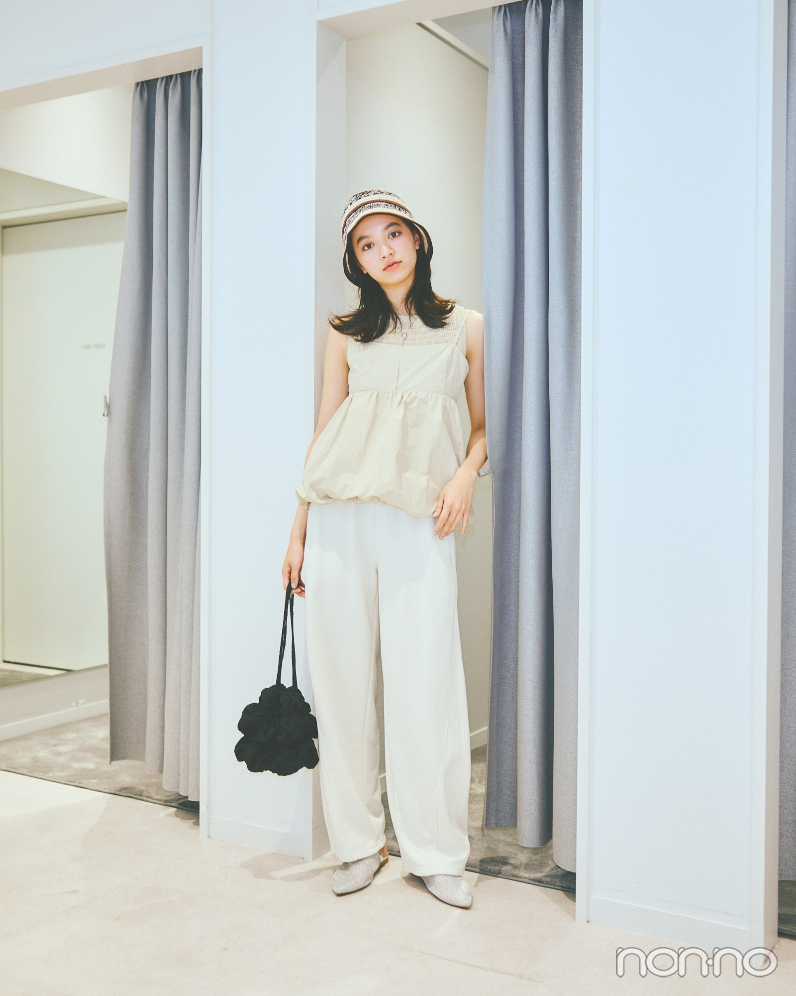 スウェットバレルレッグパンツを着た吉井紅さん(骨格ナチュラル)