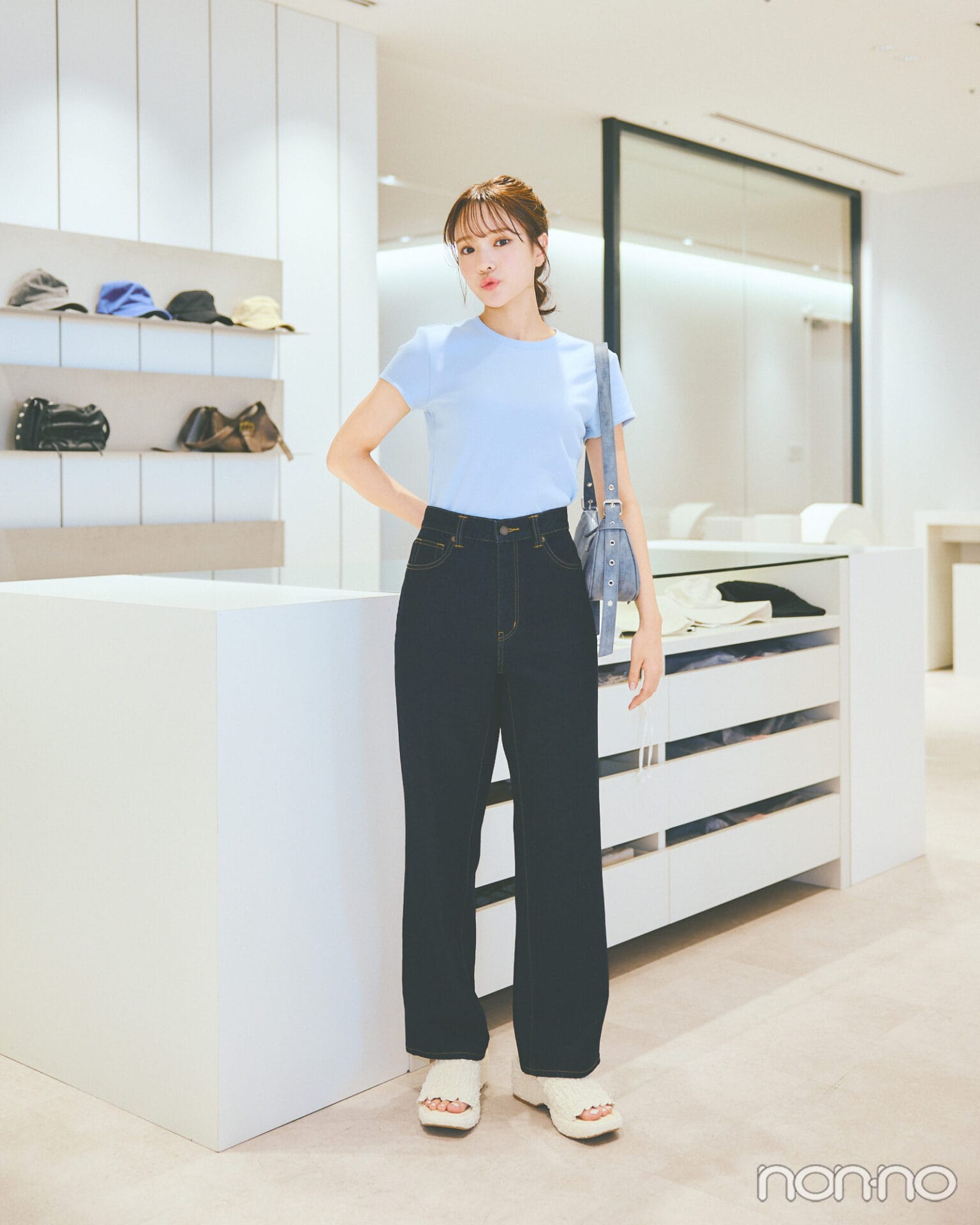 ハイライズストレートジーンズを着た粕谷亜理紗さん(骨格ストレート)