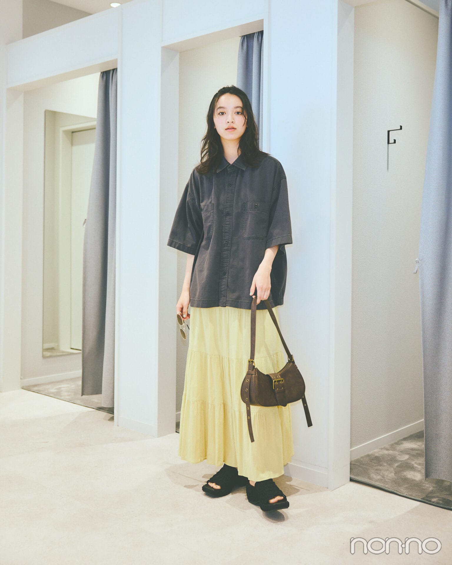 ティアードマキシスカートを着た吉井紅さん(骨格ナチュラル)