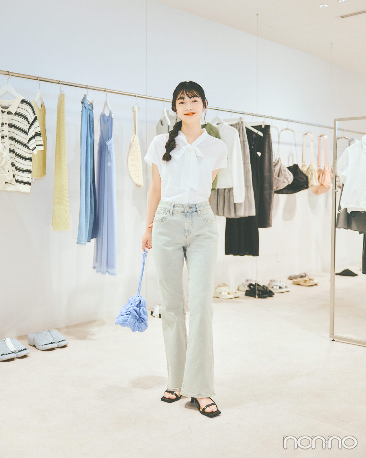 スリムフレアジーンズを着た田中海凪さん(骨格ウェーブ)