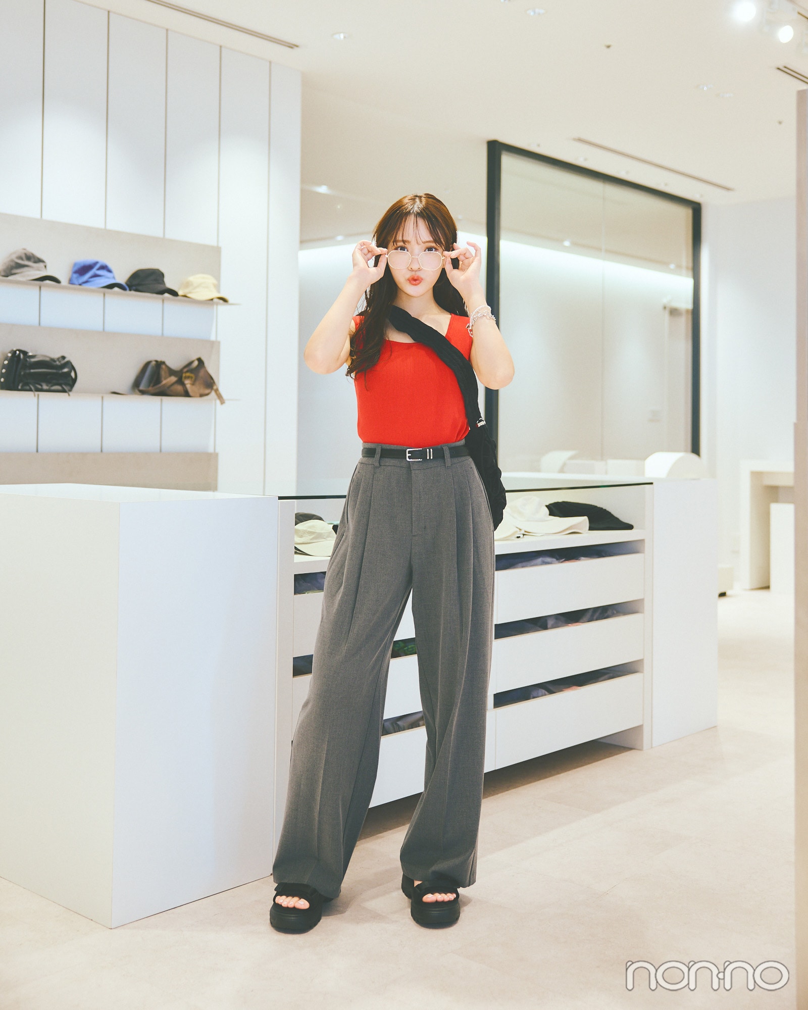 タックワイドパンツを着た粕谷亜理紗さん(骨格ストレート)