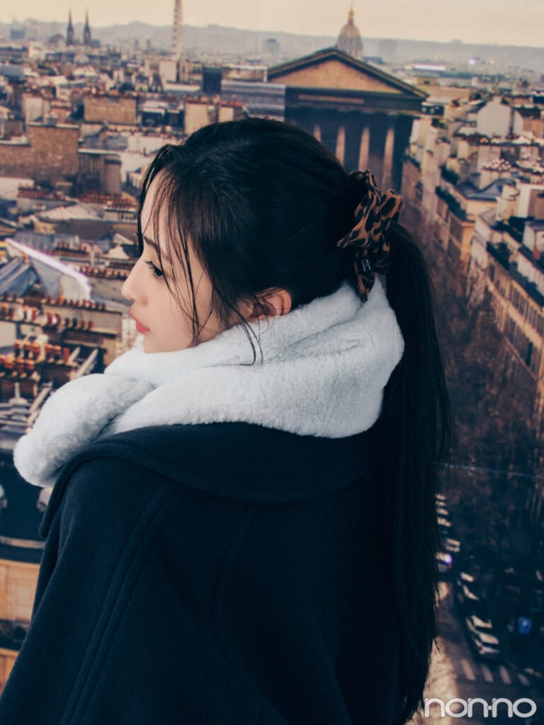 井上和・NEOパリジェンヌなミントグリーンのファーティペット後ろ姿