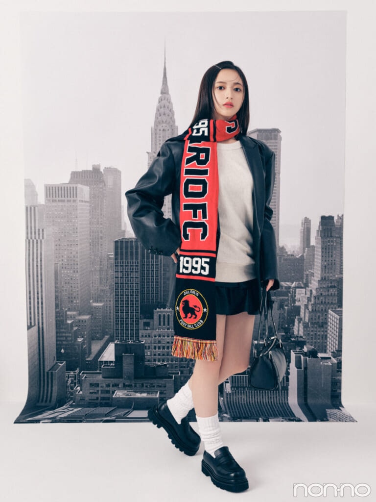 井上和のサッカーマフラー・全身