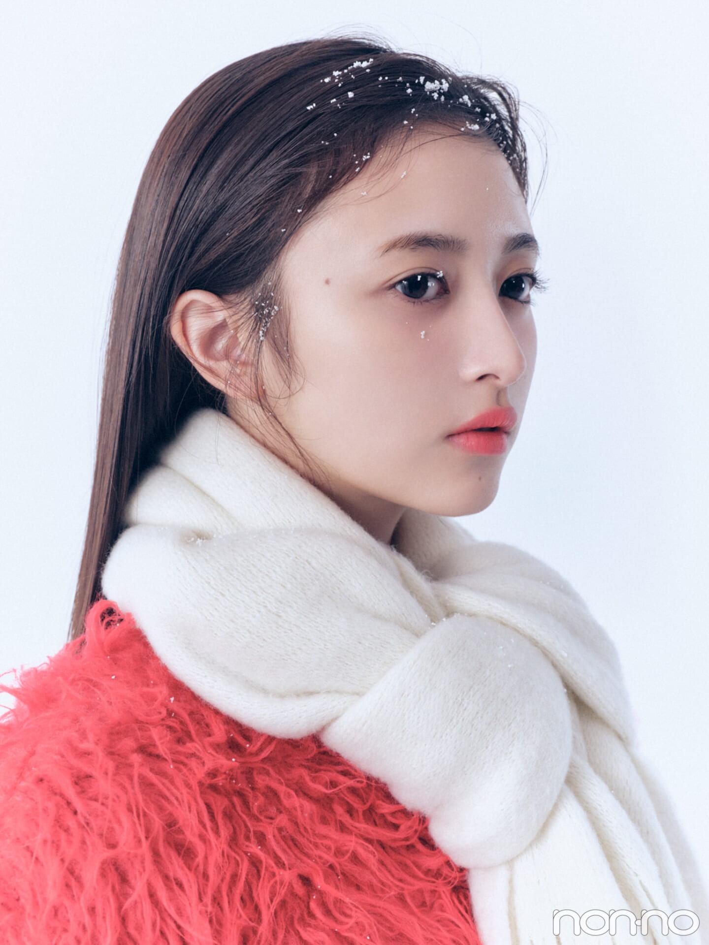 井上和・あざと可愛いふわふわホワイトマフラー寄り