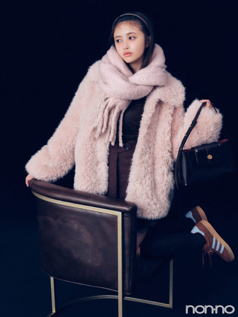 井上和のラメ混マフラー・全身