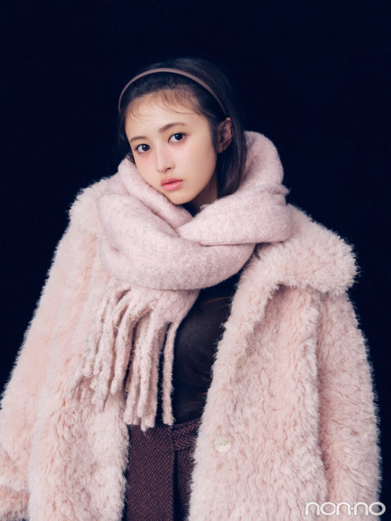 井上和のラメ混マフラー・ヘアアレンジ