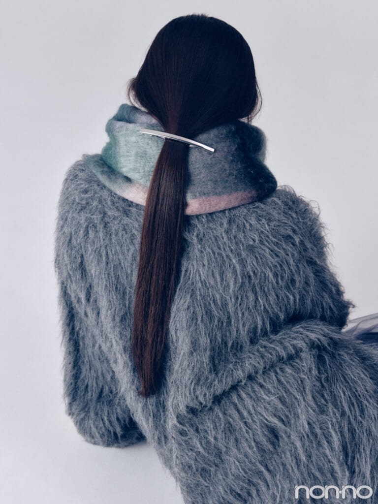 井上和・大人シックなブロックチェックマフラー後ろ姿