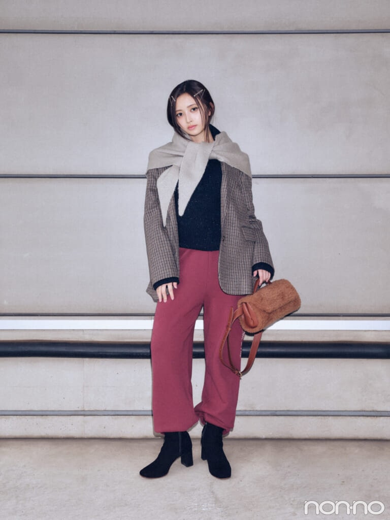 井上和のトライアングルマフラー・全身