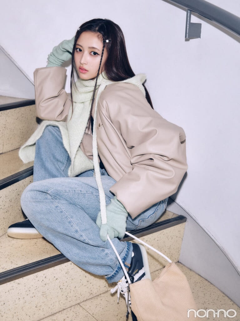 井上和・やんちゃムードな淡色フードストール全身