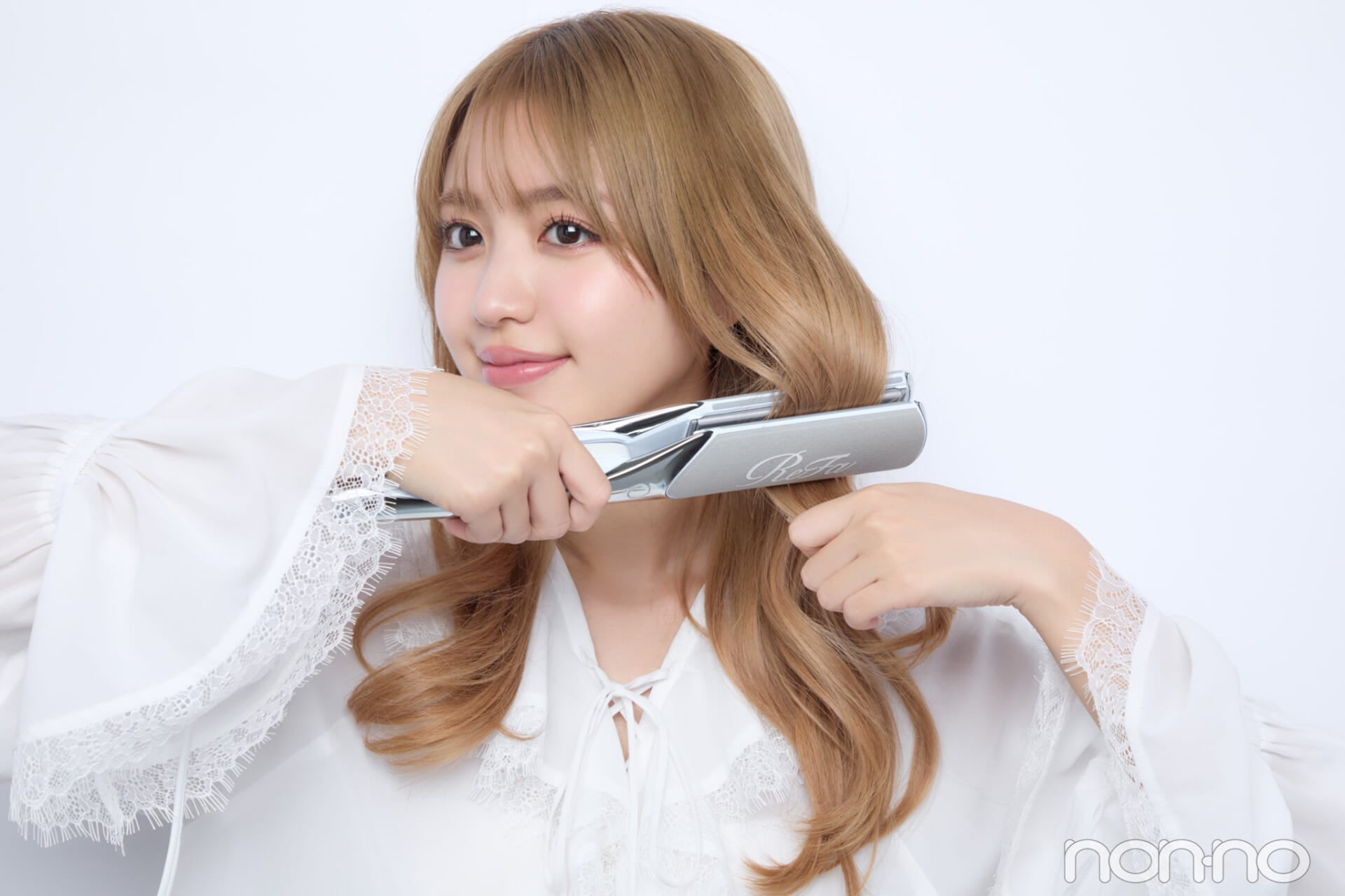 1のカールの上を内側にカールさせる香音