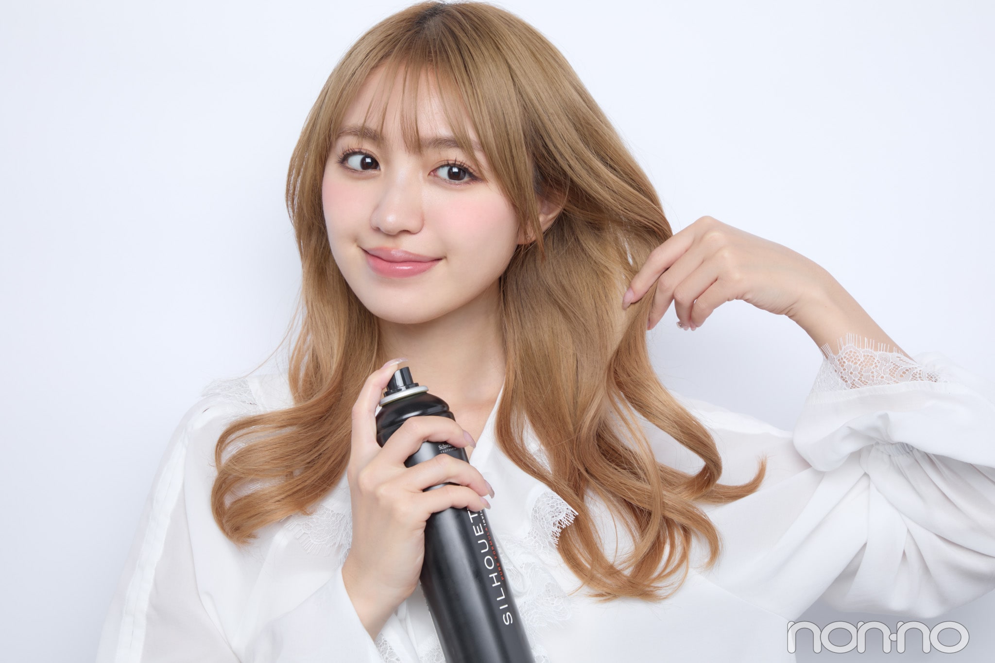 髪が膨らんだ部分にキープスプレーをかける香音