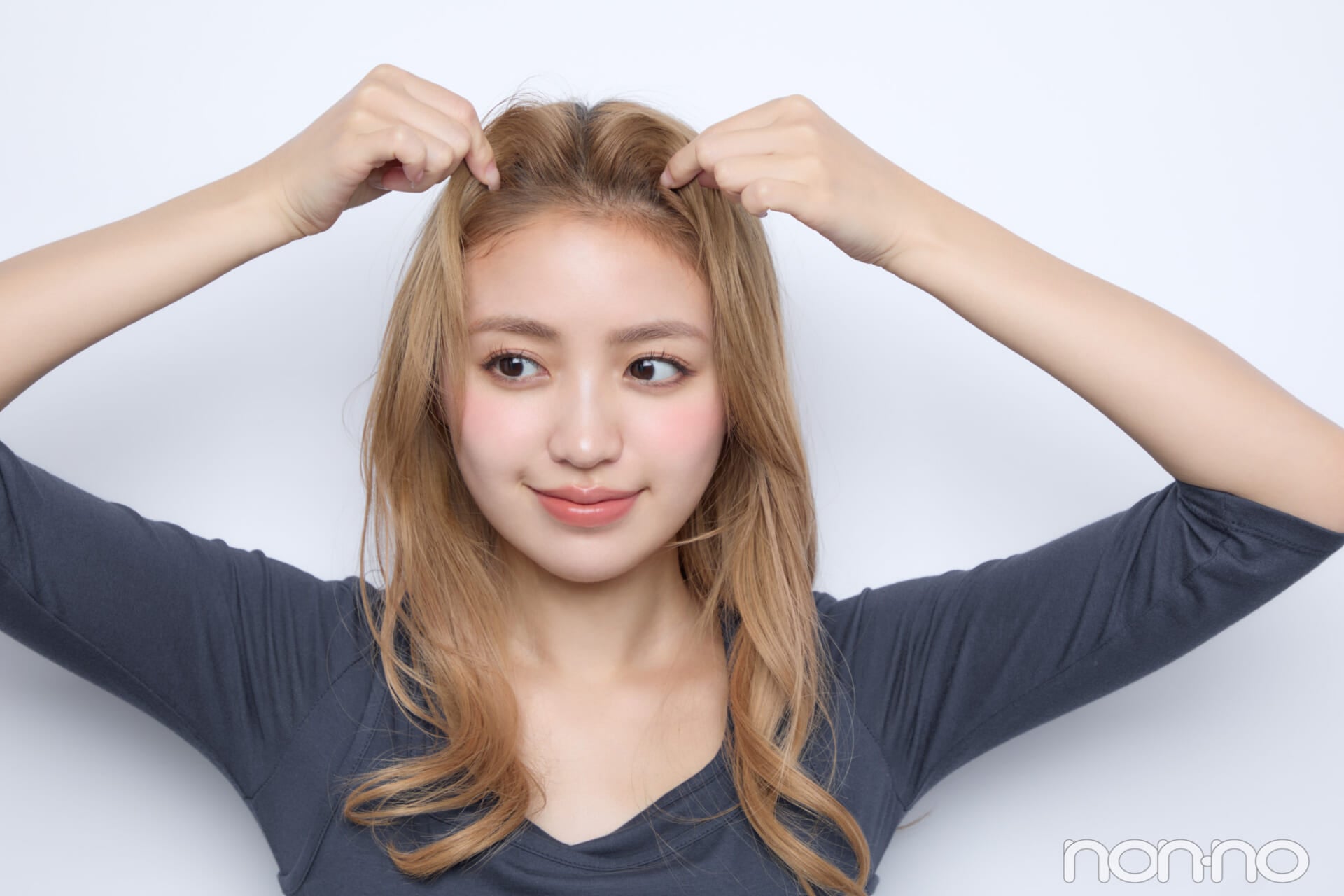 前髪をセンターで分けてヘアワックスをオンする香音