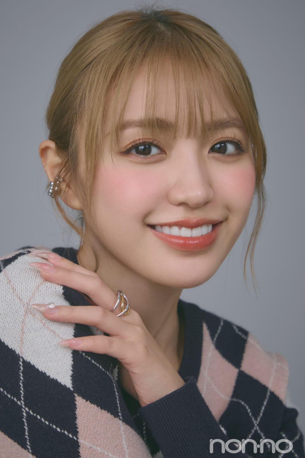 清楚なさらさらストレート前髪の香音