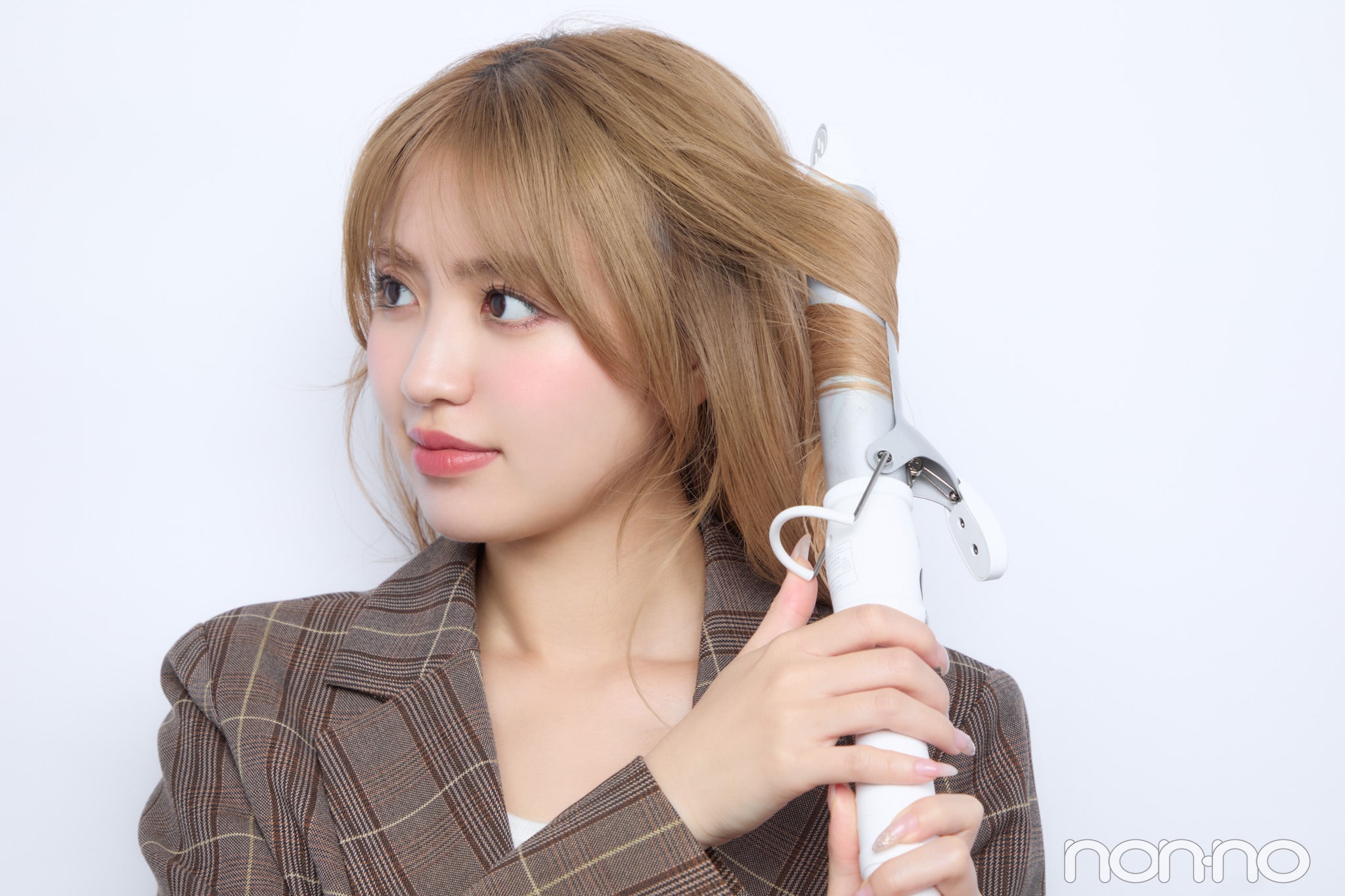 全体を6つに分けて顔周りを外巻きにする香音