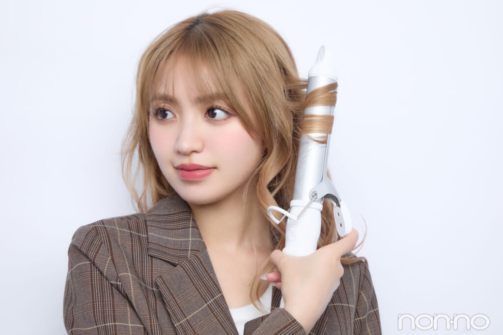 隣の毛束を内巻きにする香音