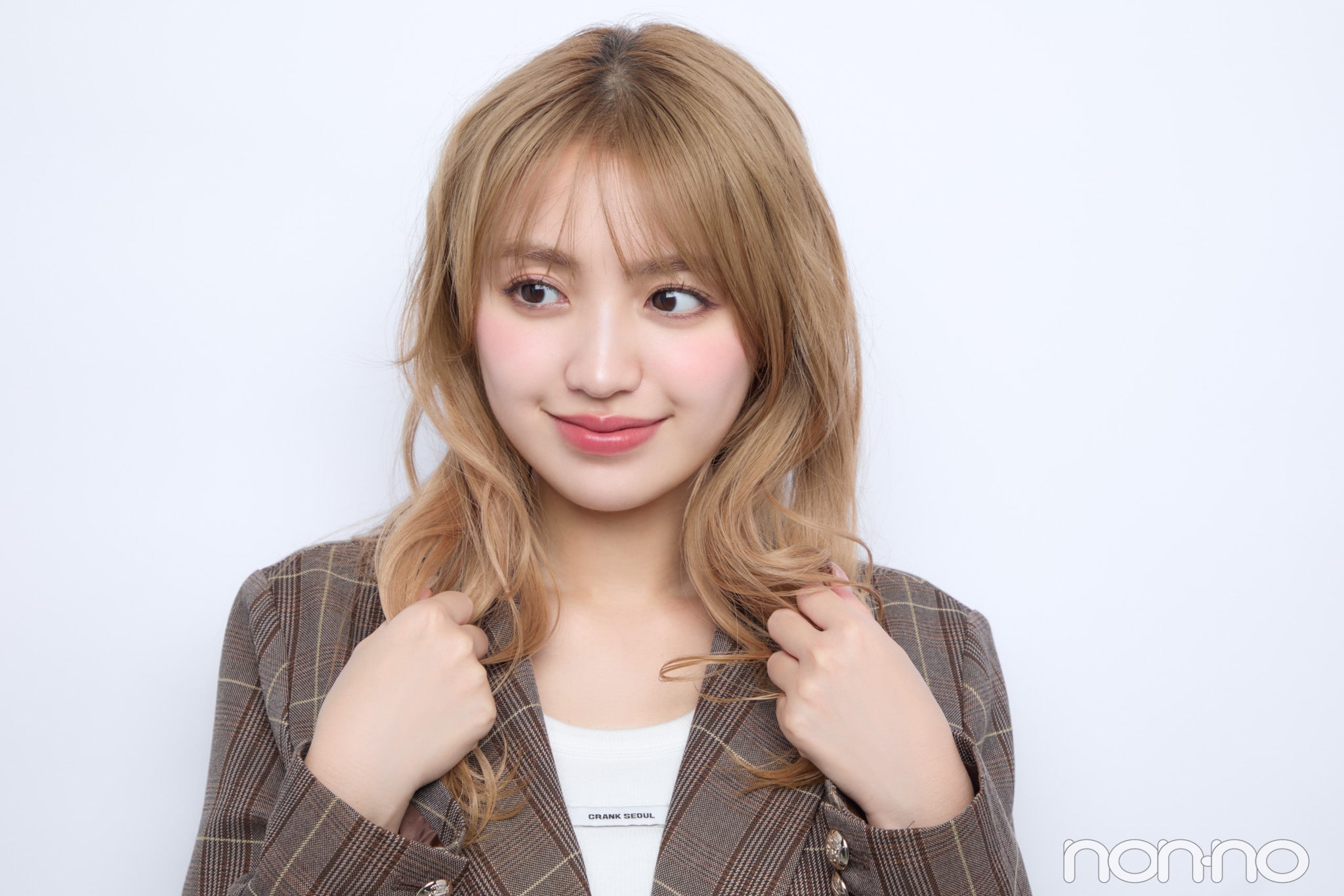 巻いた部分を手ぐしでほぐす香音