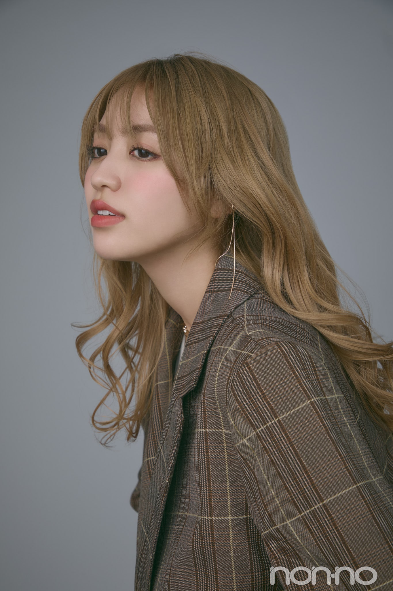 32mmのヘアアイロンで大人ミックス巻きの横顔