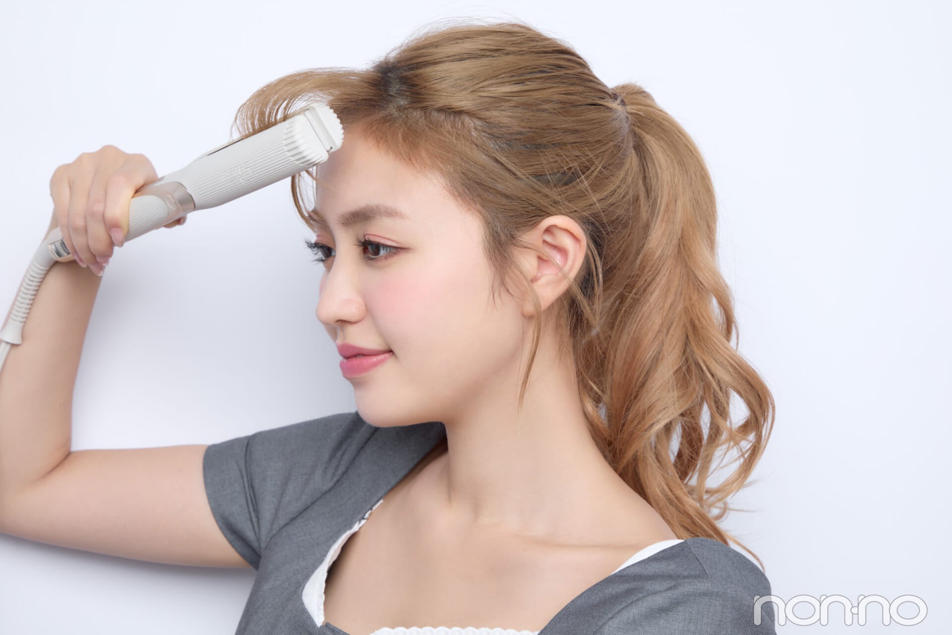 前髪の中間〜毛先に丸みをつける香音