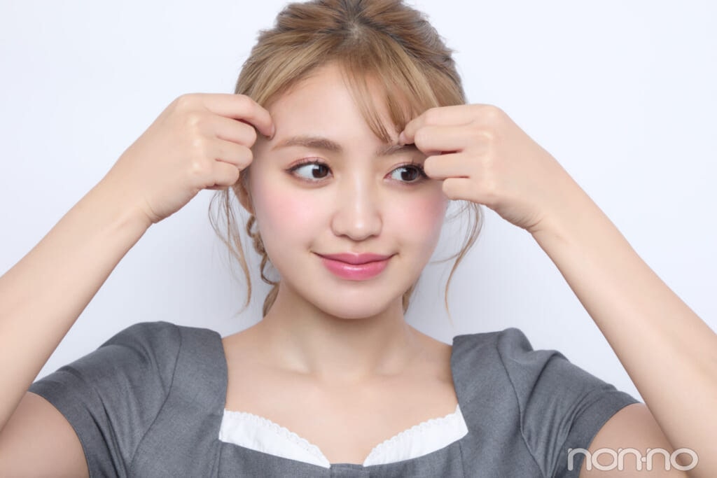 毛先を持って3:7に分ける香音