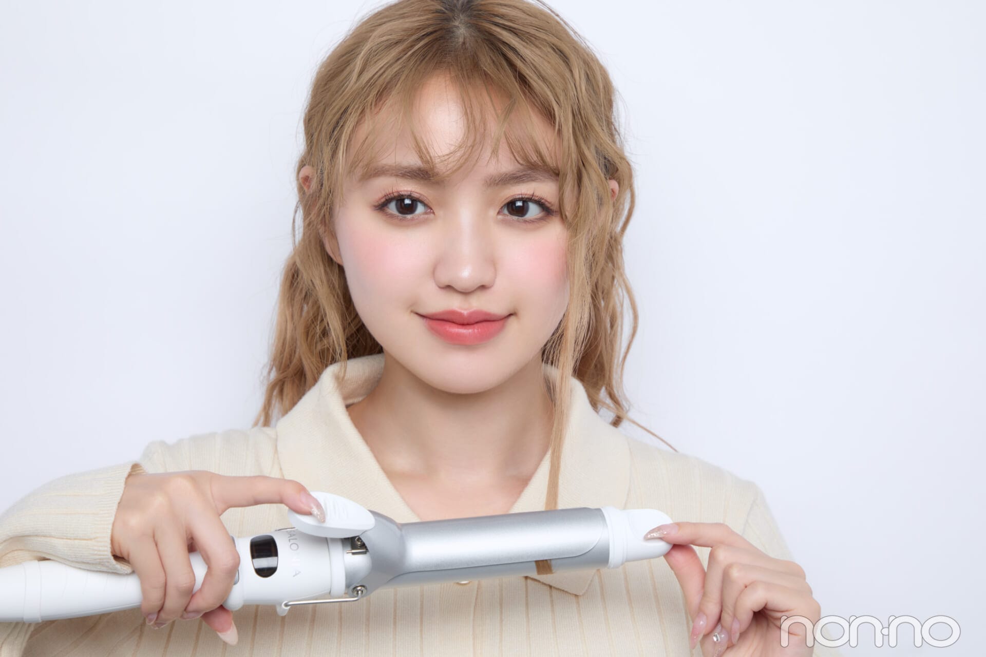 毛先を外ハネにする香音