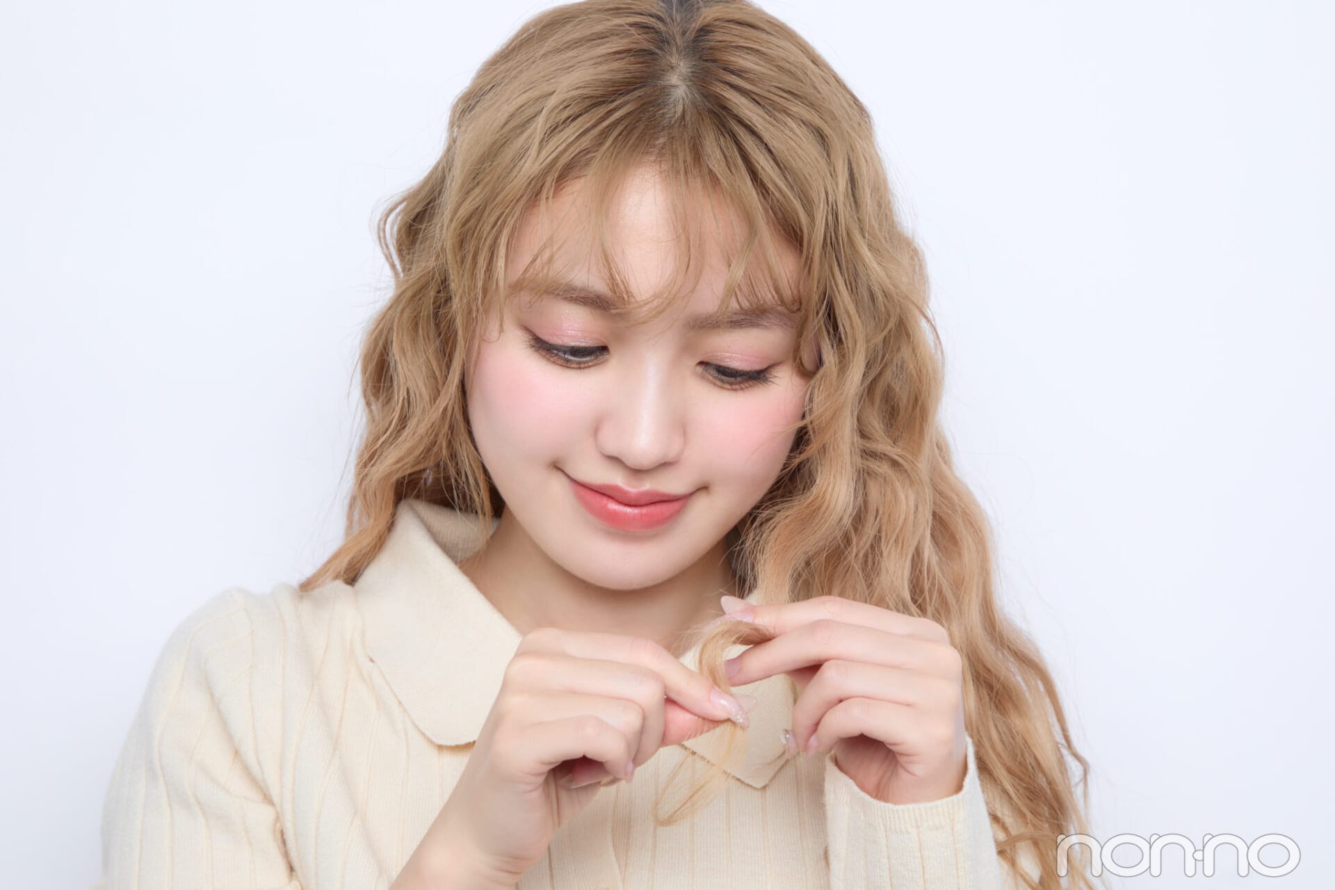 毛束ごとにヘアバームをつける香音