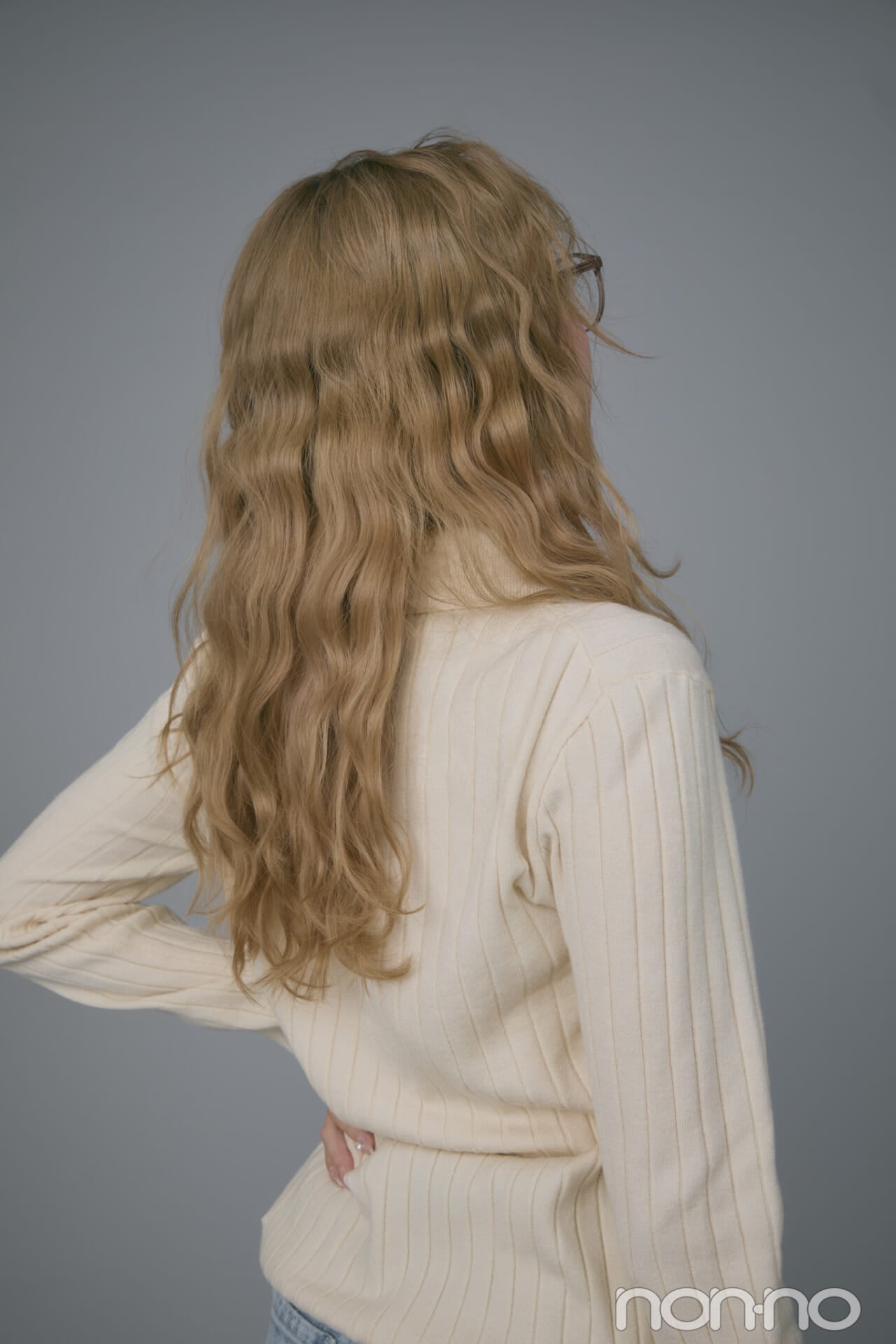 ウェーブヘアの後ろ姿