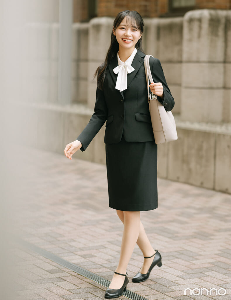 林芽亜里 洋服の青山 定番黒スーツにリボンブラウスで品のいい甘さをオン