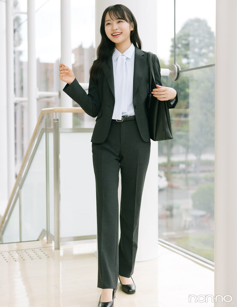 林芽亜里 洋服の青山 立ち姿がサマになる、美シルエットなパンツスーツ