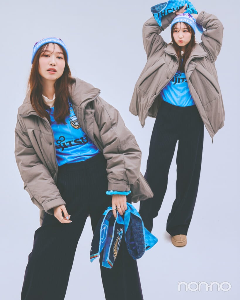 カーキのダウンとユニフォームを着た岡本夏美