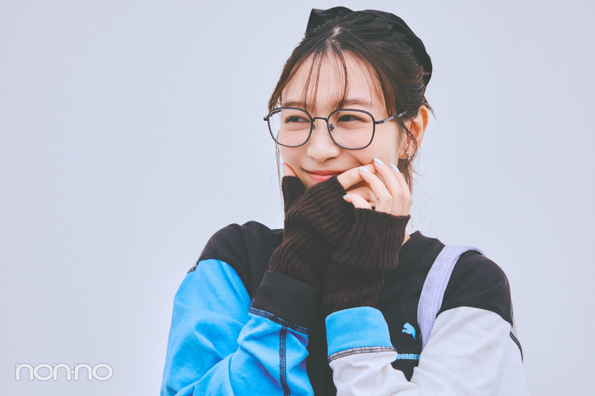 ブラウンのハンドウォーマーを付けた岡本夏美