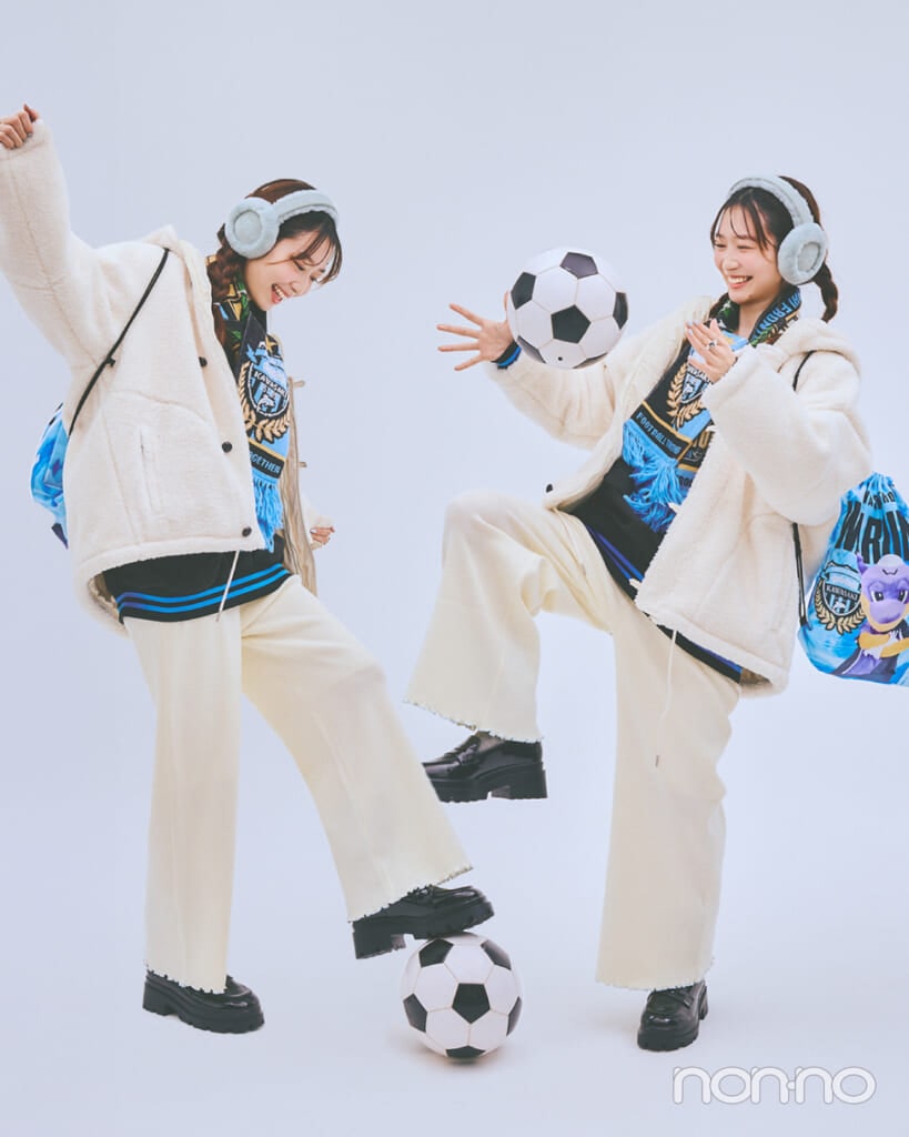 白のアウターにスウェットパンツ、ユニフォームを着た岡本夏美