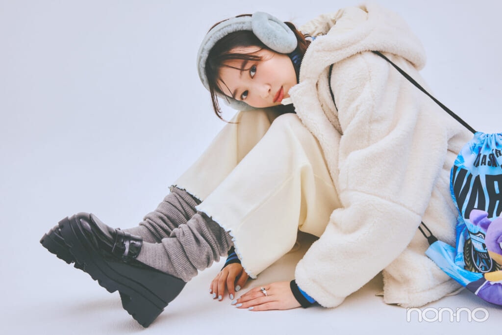 イヤマフとルーズソックスを身に着けた岡本夏美