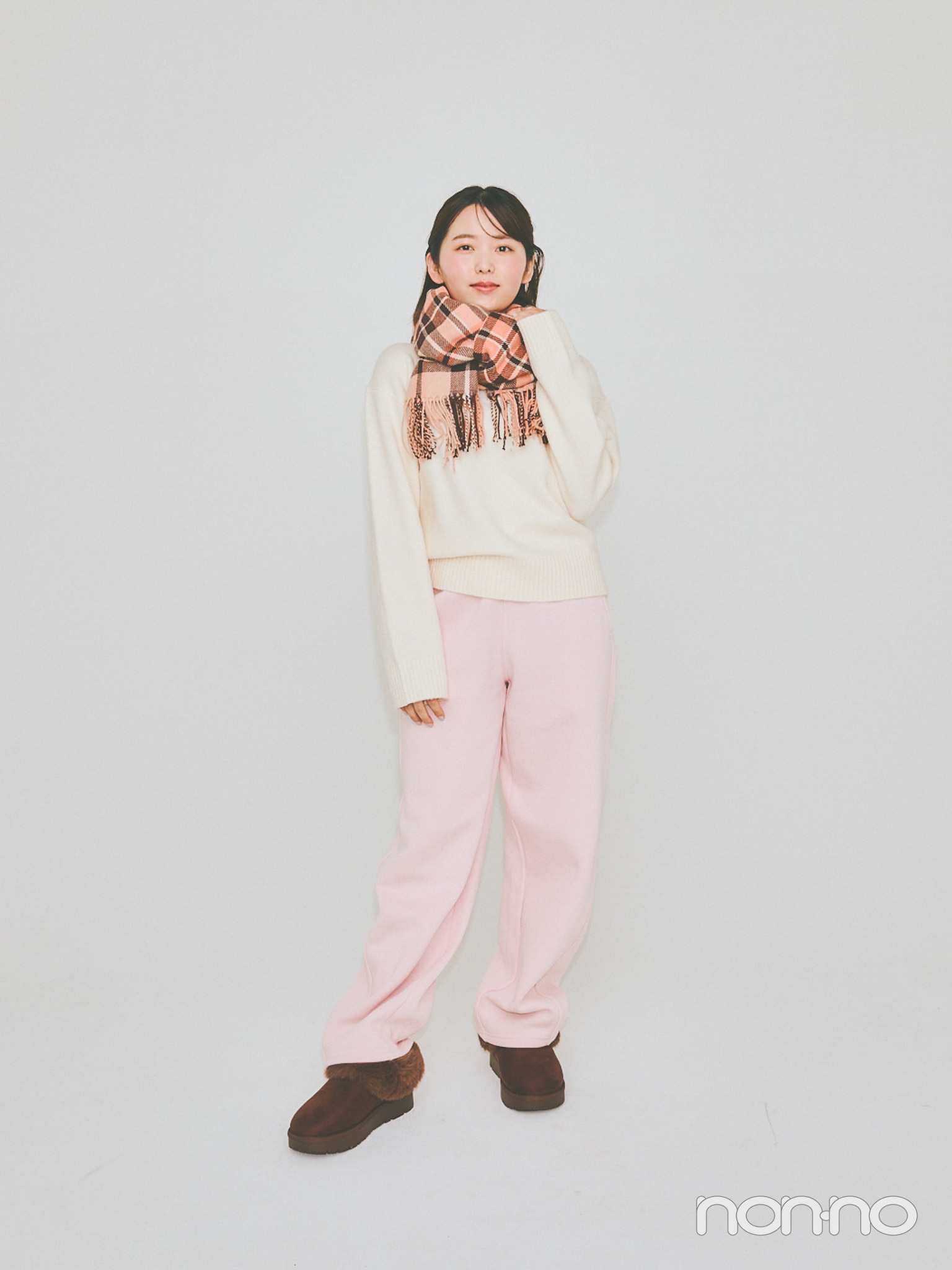 スタイルヒートチェックストールのスタイルアップコーデを着用した髙野涼さん