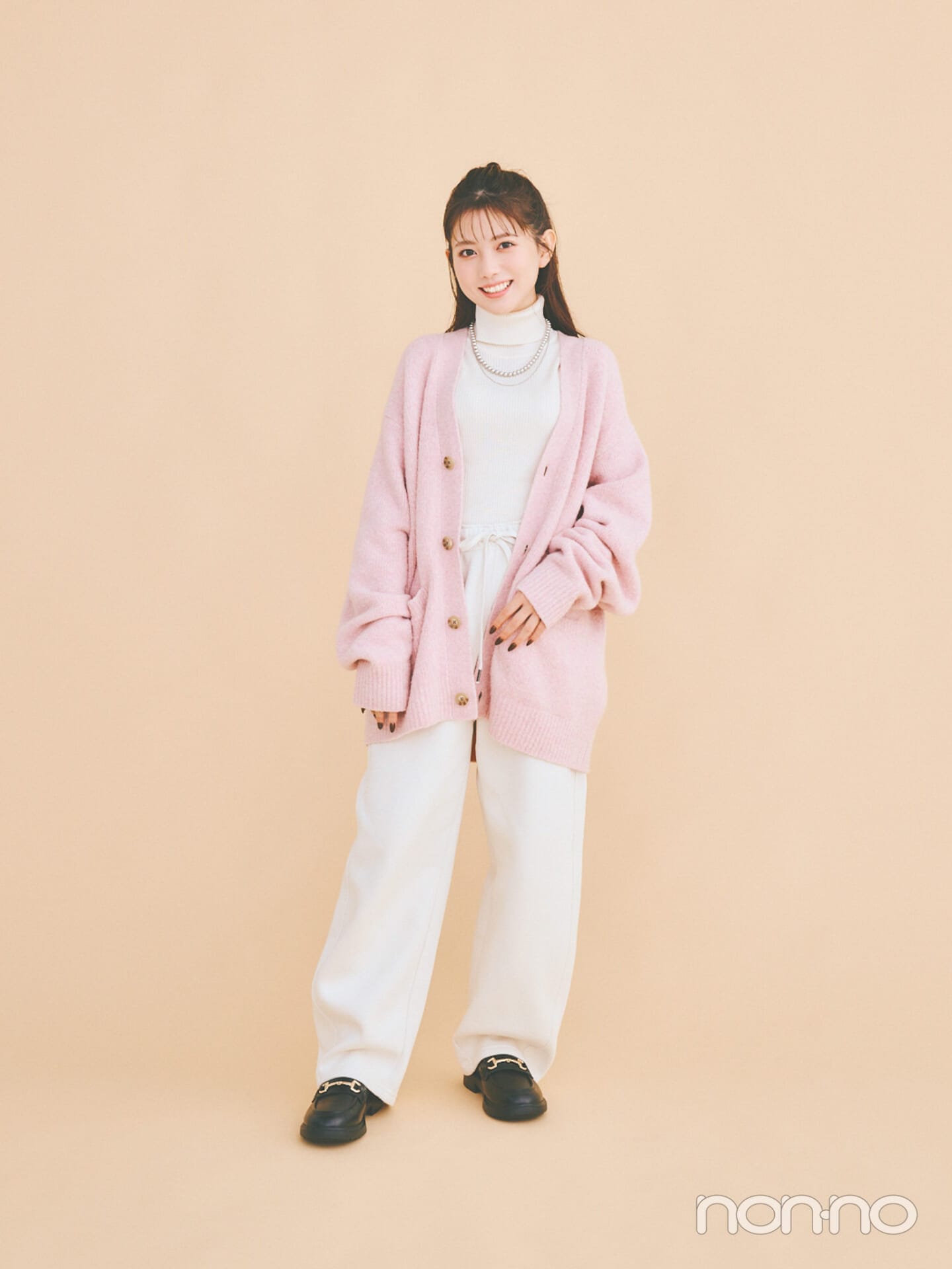 パフニットVネックカーディガン(メンズ)を着たせきぐちりささん