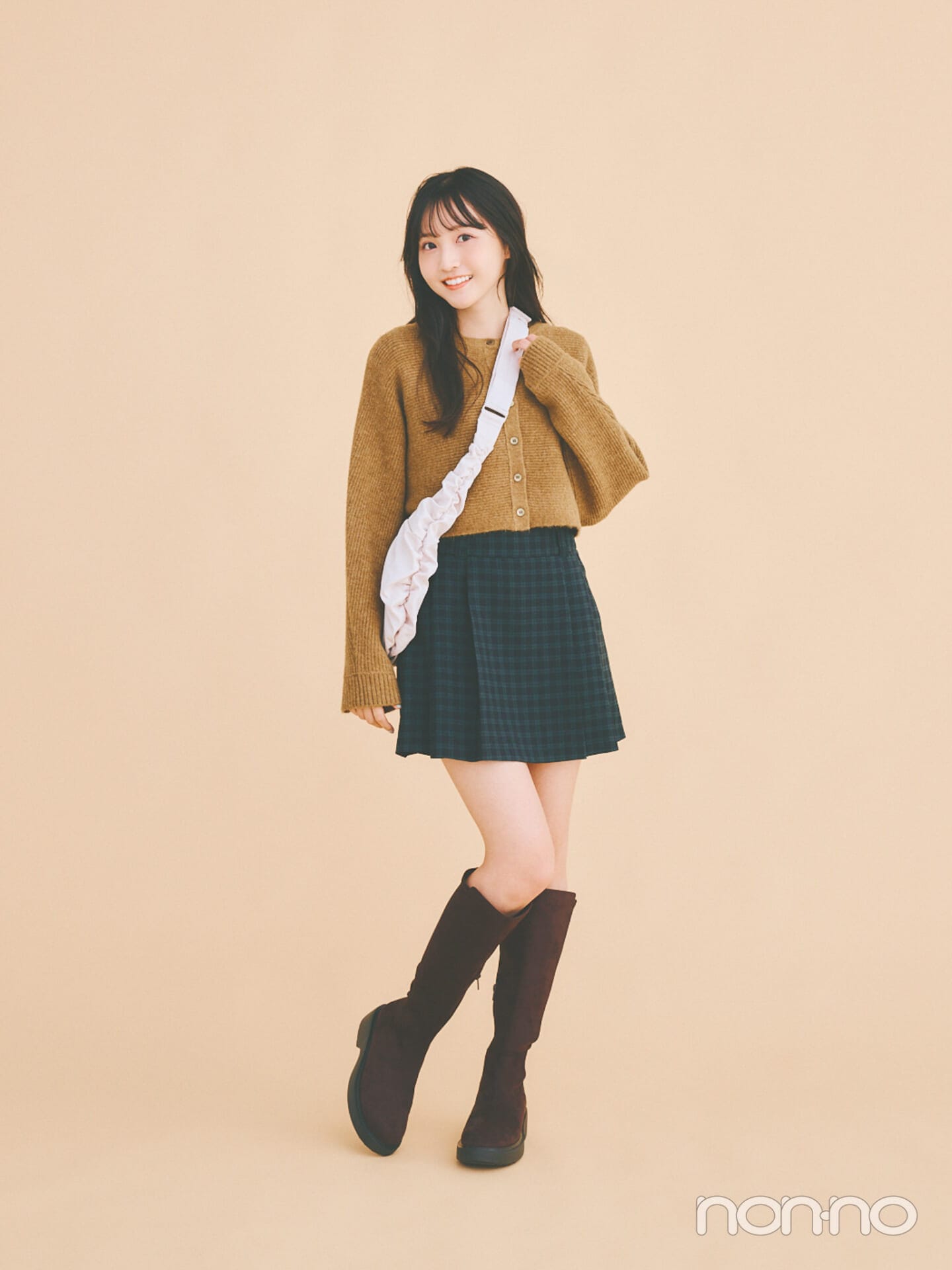 パフニット2ピースカーディガンを着た小杉怜子さん