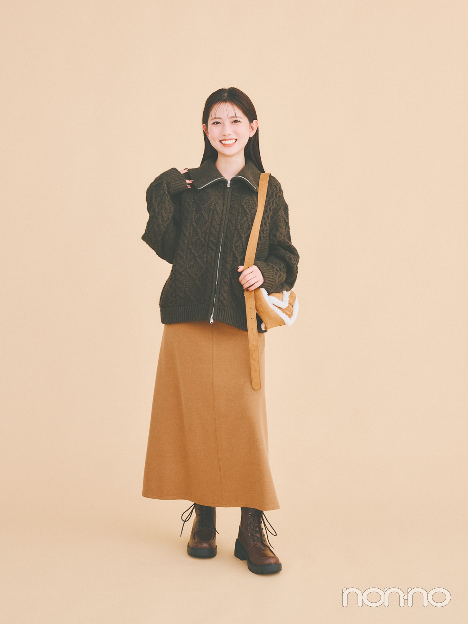 ケーブルニットブルゾンを着たせきぐちりささん