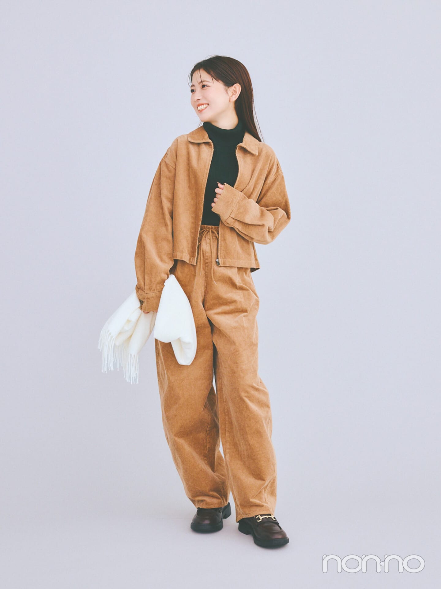 コーデュロイバレルレッグイージーパンツを着用したせきぐちりささん