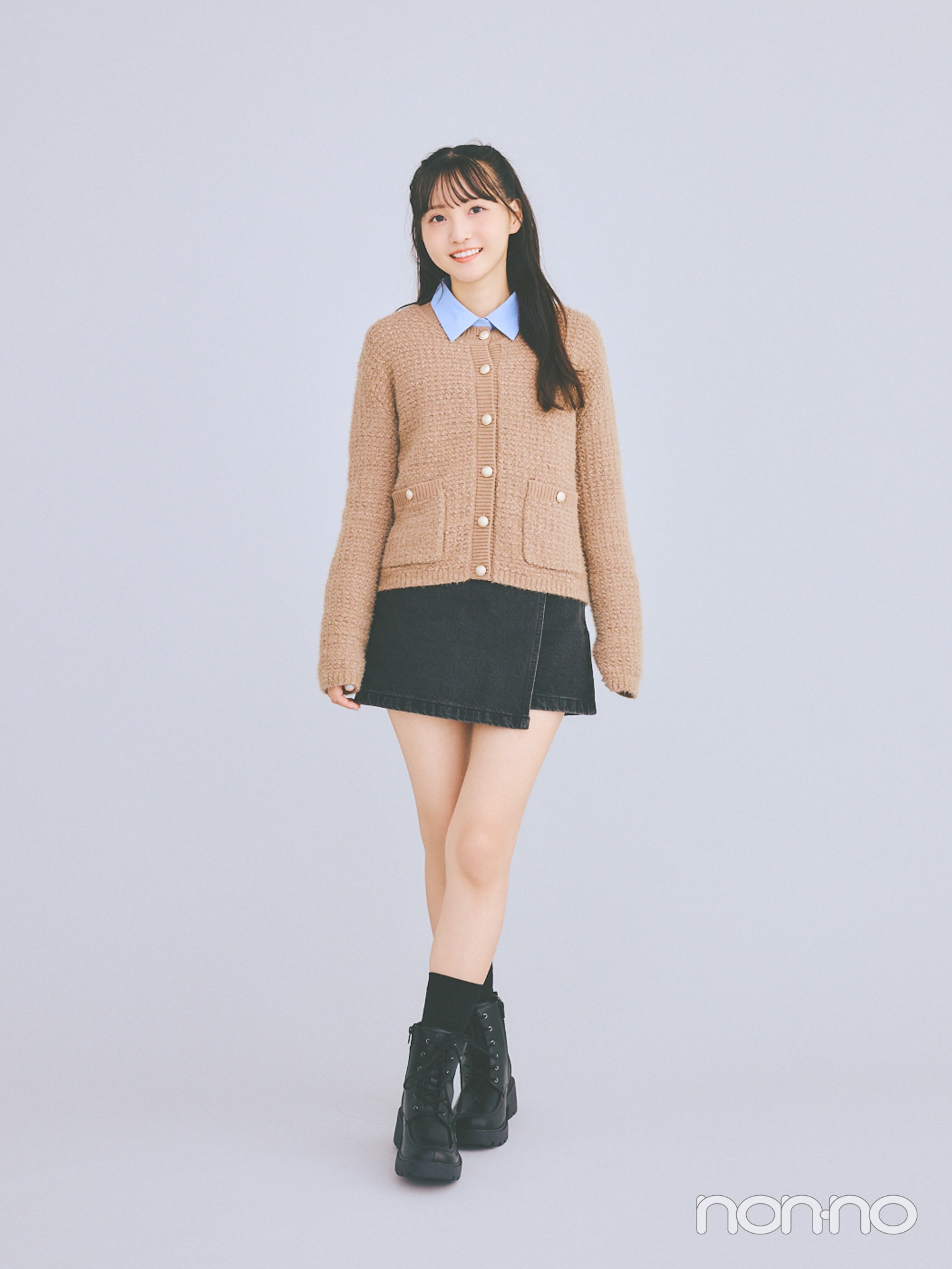 デニムラップスコートを着用した小杉怜子さん