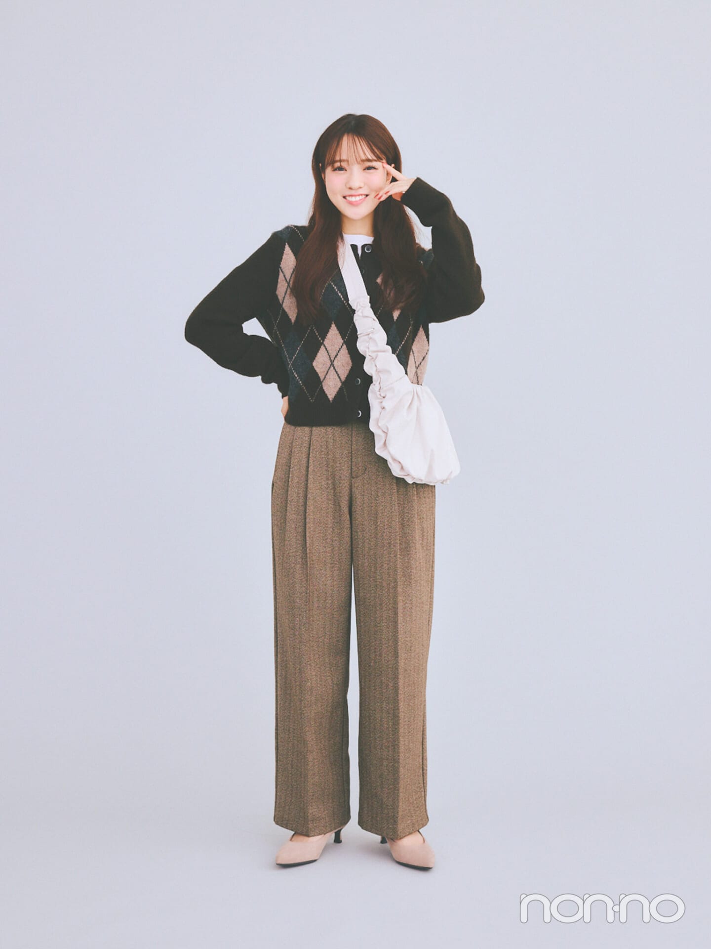 ヘリンボーンハイウエストパンツを着用した粕谷亜理紗さん