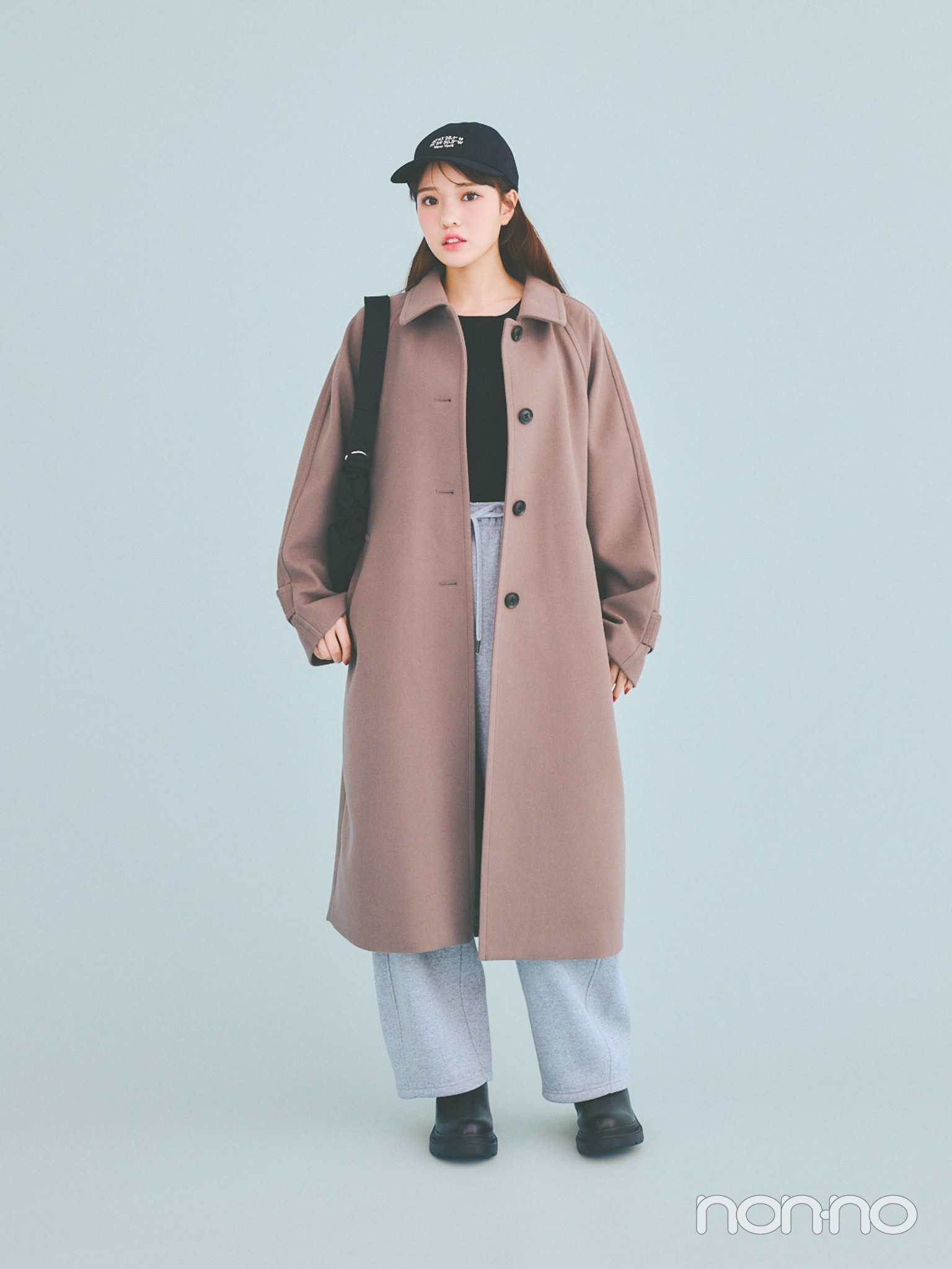 コージーメルトンバルマカーンコートを着た粕谷亜理紗さん