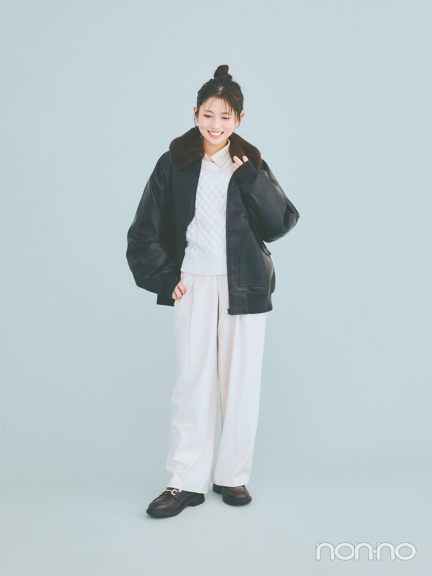 ウォームパデッドフライトジャケットを着たせきぐちりささん