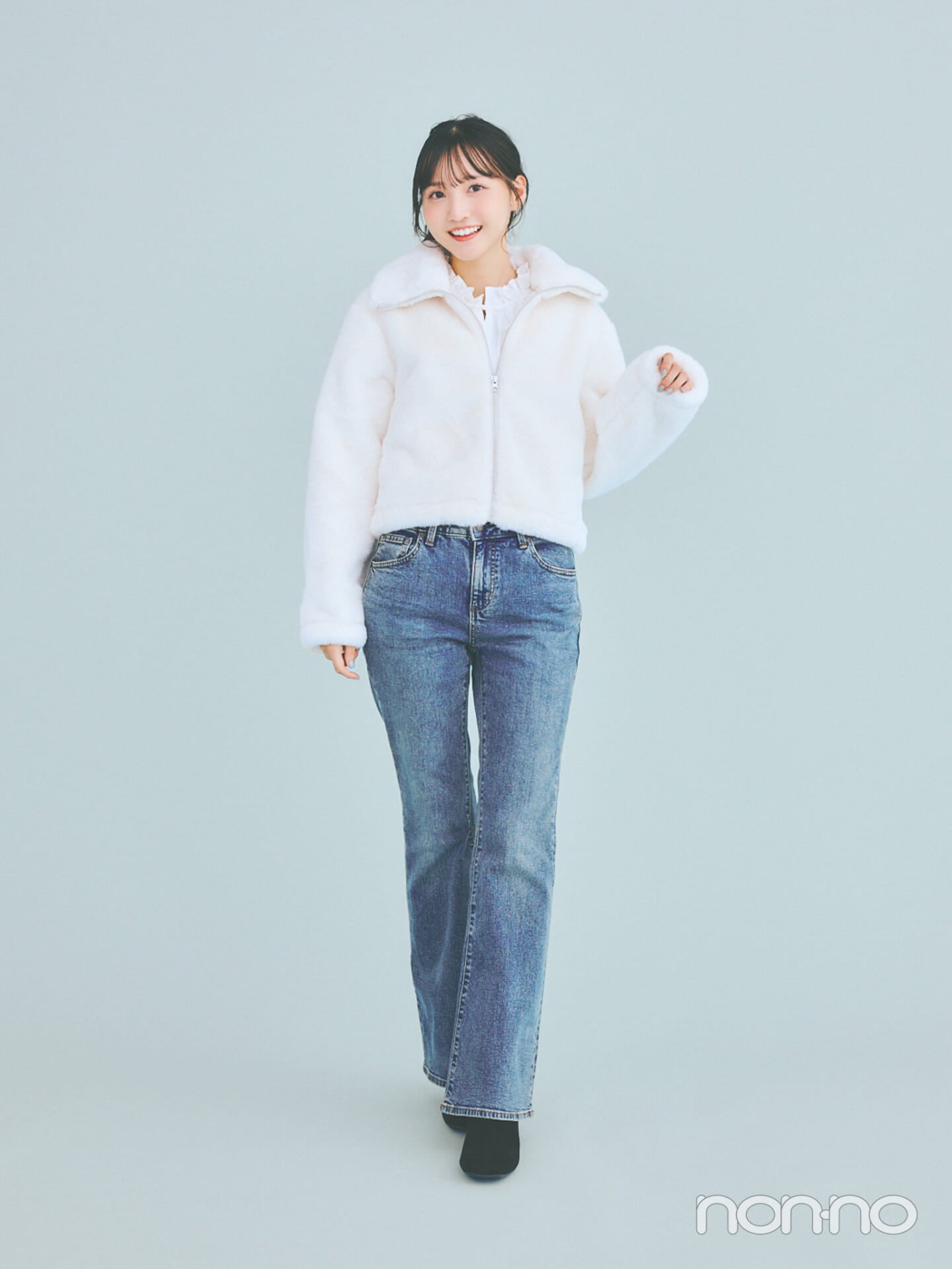 フラッフィーブルゾンを着た小杉怜子さん