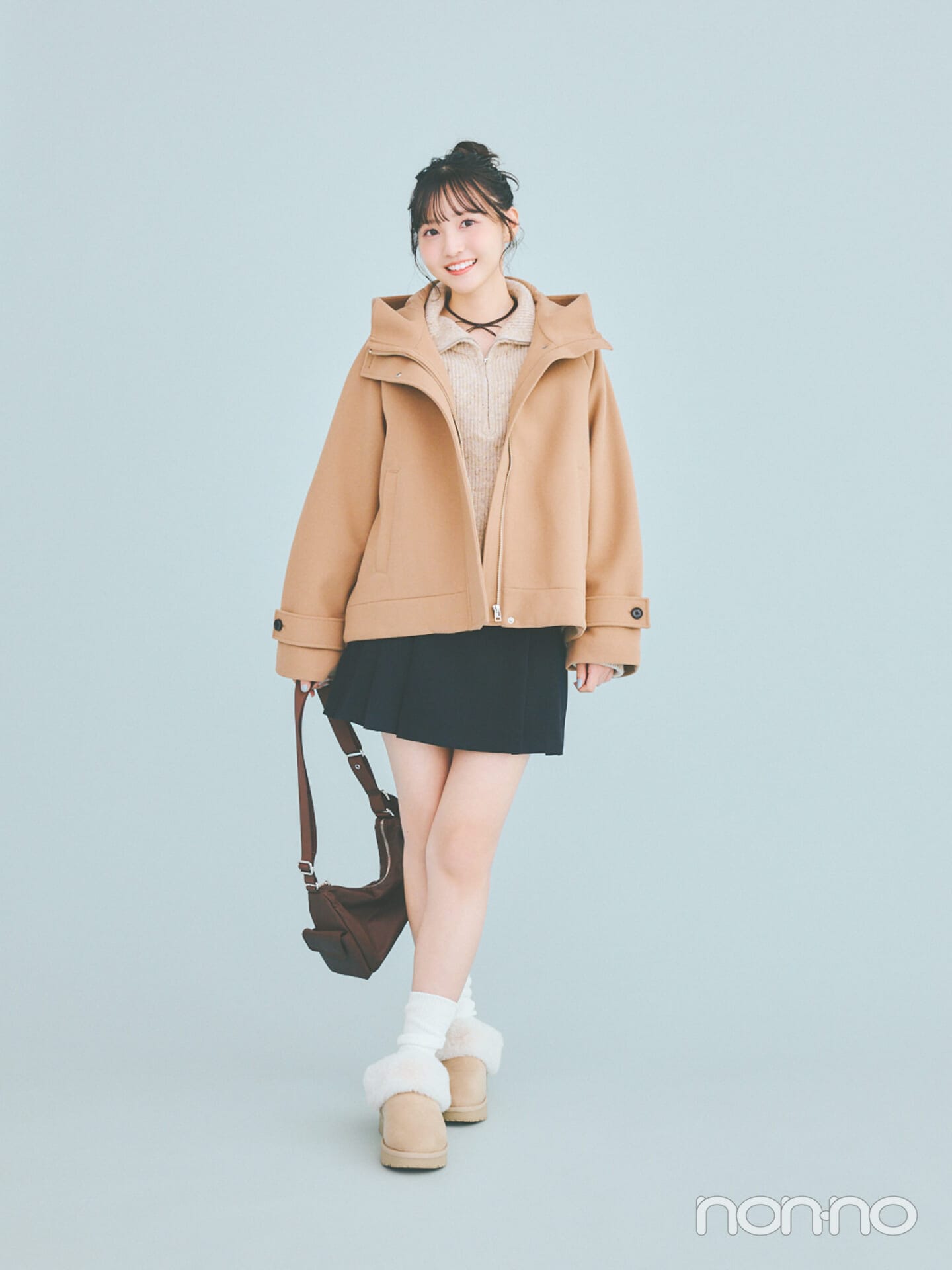 コージーメルトンショートフーディコートを着た小杉怜子さん