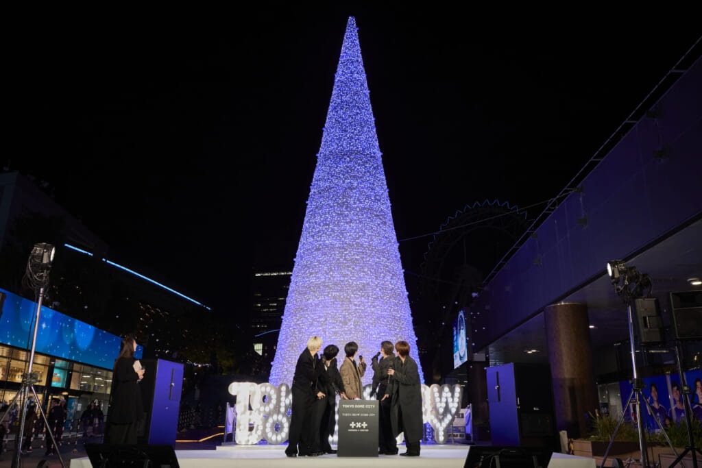 TOMORROW X TOGETHER （トゥモローバイトゥギャザー、TXT）が光を灯した東京ドームシティのツリー