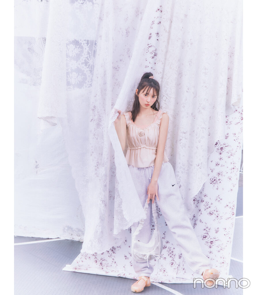 スウェットパンツ×サテンキャミの夏コーデ